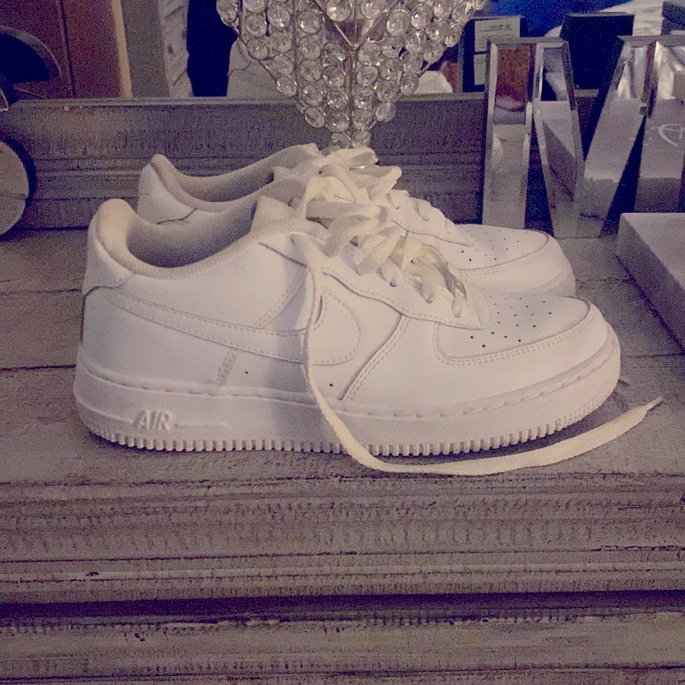 White Nike Air Force 1